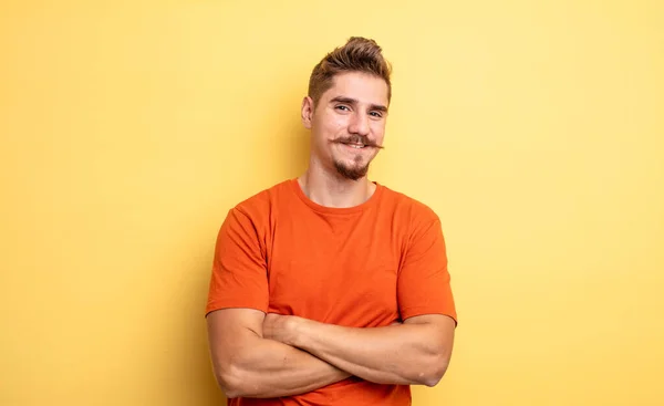 Jovem Bonito Homem Olhando Como Feliz Orgulhoso Satisfeito Realizador Sorrindo — Fotografia de Stock