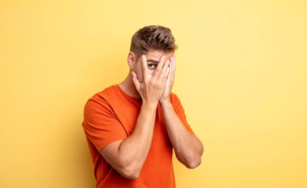 Jonge Knappe Man Die Zich Bang Beschaamd Voelt Gluurt Spioneert — Stockfoto