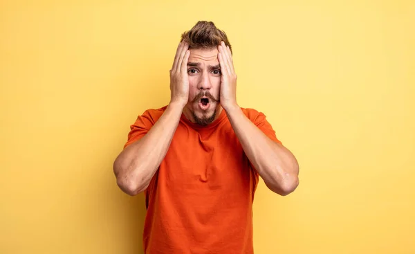 Giovane Uomo Bello Guardando Spiacevolmente Scioccato Spaventato Preoccupato Bocca Spalancata — Foto Stock