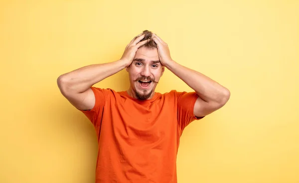 Junger Gutaussehender Mann Der Die Hände Zum Kopf Hebt Mit — Stockfoto