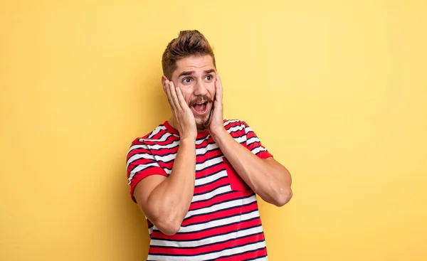 Joven Hombre Guapo Sentirse Feliz Emocionado Sorprendido Mirando Lado Con — Foto de Stock