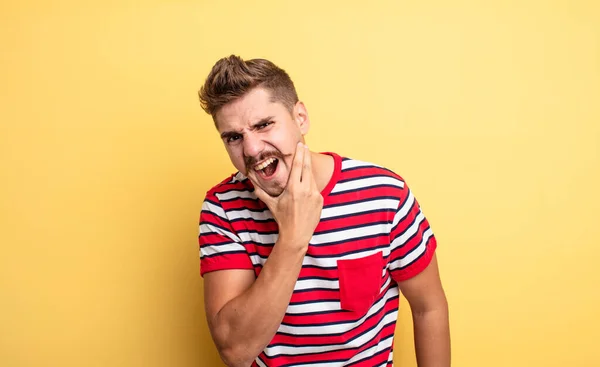 Junger Gutaussehender Mann Mit Weit Geöffnetem Mund Und Augen Und — Stockfoto