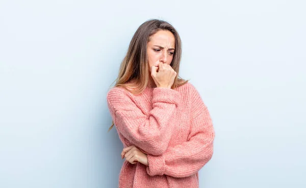 Pretty Caucasian Woman Feeling Serious Thoughtful Concerned Staring Sideways Hand — Stockfoto