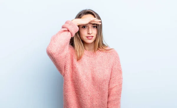 Pretty Caucasian Woman Looking Bewildered Astonished Hand Forehead Looking Far — Fotografia de Stock