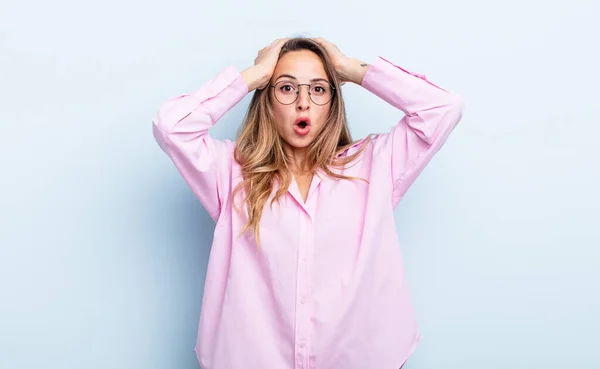 Pretty Caucasian Woman Looking Excited Surprised Open Mouthed Both Hands — Zdjęcie stockowe