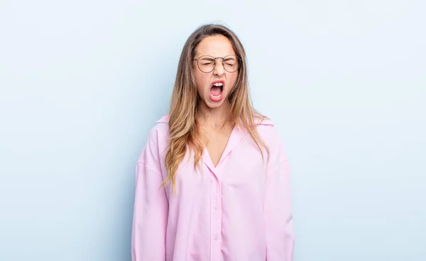 Pretty Caucasian Woman Shouting Aggressively Looking Very Angry Frustrated Outraged — Stok fotoğraf
