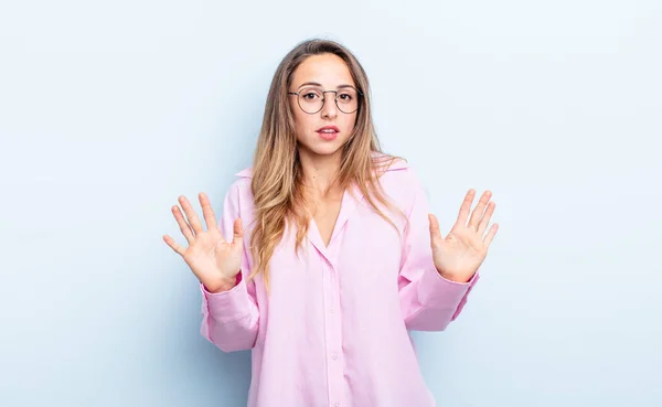 Mujer Caucásica Bonita Buscando Nervioso Ansioso Preocupado Diciendo Culpa Hice — Foto de Stock