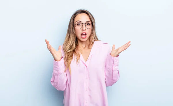 Pretty Caucasian Woman Looking Shocked Astonished Jaw Dropped Surprise Realizing — Stok fotoğraf