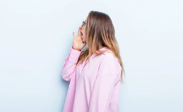 Pretty Caucasian Woman Profile View Looking Happy Excited Shouting Calling — Stockfoto