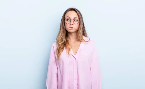 Pretty Caucasian Woman Wondering Thinking Happy Thoughts Ideas Daydreaming Looking — Fotografia de Stock