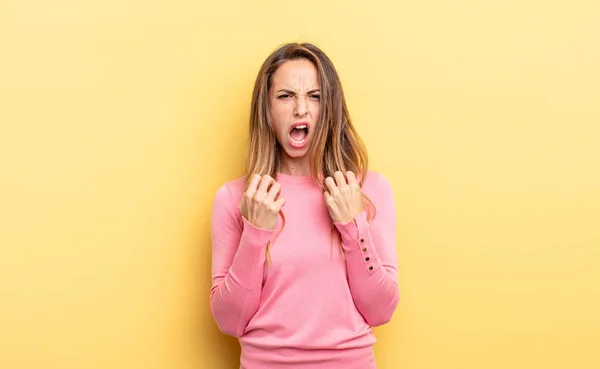 Pretty Caucasian Woman Shouting Aggressively Annoyed Frustrated Angry Look Tight — Fotografia de Stock