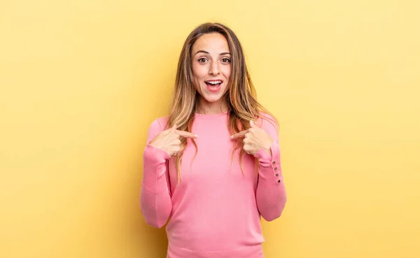 Pretty Caucasian Woman Feeling Happy Surprised Proud Pointing Self Excited — Φωτογραφία Αρχείου