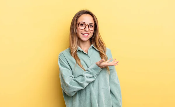 可愛い白人女性は陽気に笑って幸せを感じ手の手のひらでコピースペースでコンセプトを示し — ストック写真