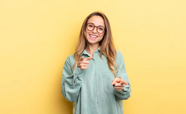 Mujer Bastante Caucásica Sentirse Feliz Fresco Satisfecho Relajado Exitoso Apuntando —  Fotos de Stock