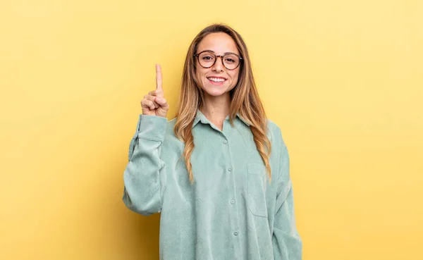 Bonita Mujer Caucásica Sonriendo Alegre Felizmente Apuntando Hacia Arriba Con —  Fotos de Stock