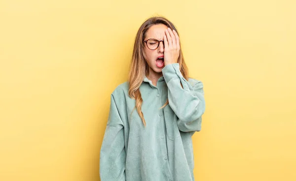 Pretty Caucasian Woman Looking Sleepy Bored Yawning Headache One Hand — Φωτογραφία Αρχείου