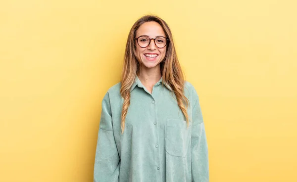 Pretty Caucasian Woman Big Friendly Carefree Smile Looking Positive Relaxed — Zdjęcie stockowe