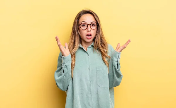 Pretty Caucasian Woman Looking Shocked Astonished Jaw Dropped Surprise Realizing — Stok fotoğraf