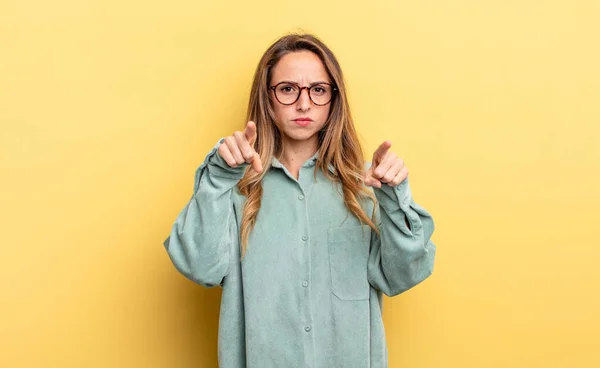 Pretty Caucasian Woman Pointing Forward Camera Both Fingers Angry Expression — Φωτογραφία Αρχείου