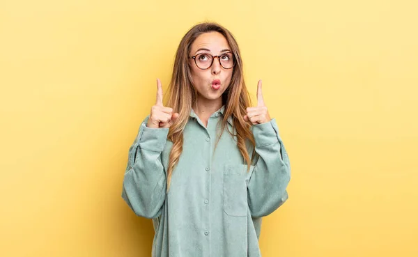 Pretty Caucasian Woman Feeling Awed Open Mouthed Pointing Upwards Shocked — Fotografia de Stock