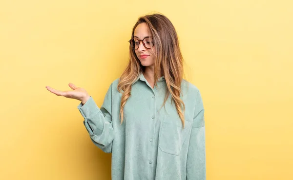 Pretty Caucasian Woman Feeling Happy Smiling Casually Looking Object Concept — Stockfoto