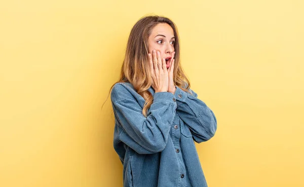 Pretty Caucasian Woman Feeling Happy Excited Surprised Looking Side Both — Stok fotoğraf