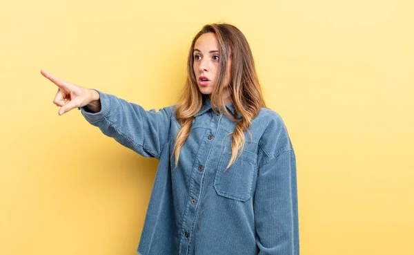 Pretty Caucasian Woman Feeling Shocked Surprised Pointing Looking Upwards Awe — стоковое фото