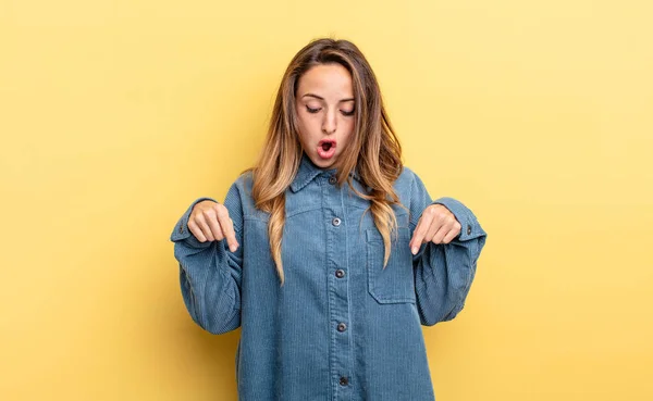 Pretty Caucasian Woman Feeling Shocked Open Mouthed Amazed Looking Pointing — Stockfoto