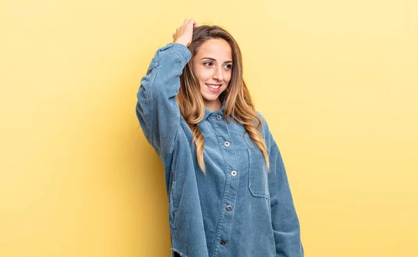 Pretty Caucasian Woman Smiling Cheerfully Casually Taking Hand Head Positive — Foto de Stock