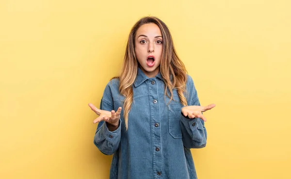 Pretty Caucasian Woman Feeling Extremely Shocked Surprised Anxious Panicking Stressed — Stock Photo, Image