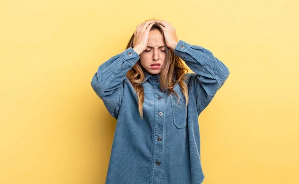 Pretty Caucasian Woman Feeling Stressed Frustrated Raising Hands Head Feeling — Zdjęcie stockowe