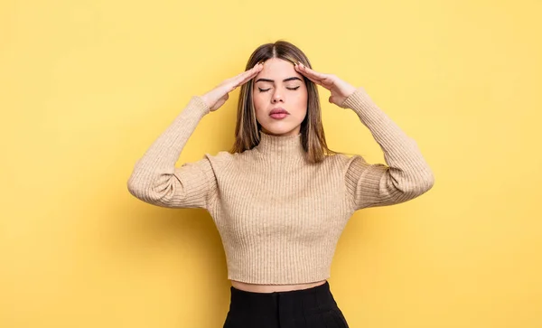 Pretty Caucasian Woman Looking Concentrated Thoughtful Inspired Brainstorming Imagining Hands — Stockfoto