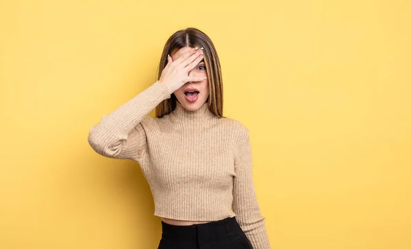 Bella Donna Caucasica Guardando Scioccato Spaventato Terrorizzato Coprendo Viso Con — Foto Stock