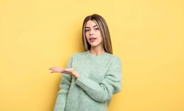 Bonita Mujer Caucásica Sonriendo Alegremente Sintiéndose Feliz Mostrando Concepto Espacio — Foto de Stock