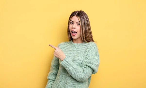 Pretty Caucasian Woman Looking Excited Surprised Pointing Side Upwards Copy — Stock Photo, Image