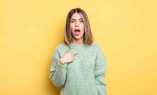 Pretty Caucasian Woman Looking Shocked Surprised Mouth Wide Open Pointing — Stock Photo, Image