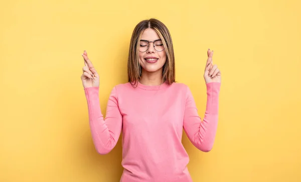 Pretty Caucasian Woman Smiling Anxiously Crossing Both Fingers Feeling Worried — Stockfoto