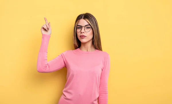 Pretty Caucasian Woman Feeling Genius Holding Finger Proudly Air Realizing — Stockfoto