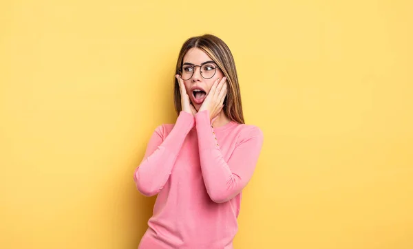 Pretty Caucasian Woman Feeling Happy Excited Surprised Looking Side Both — Stockfoto