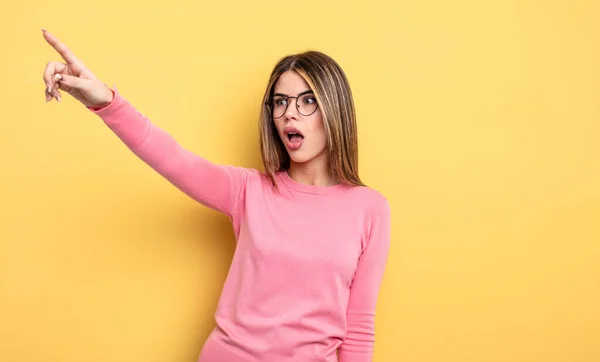 Pretty Caucasian Woman Feeling Shocked Surprised Pointing Looking Upwards Awe — 스톡 사진