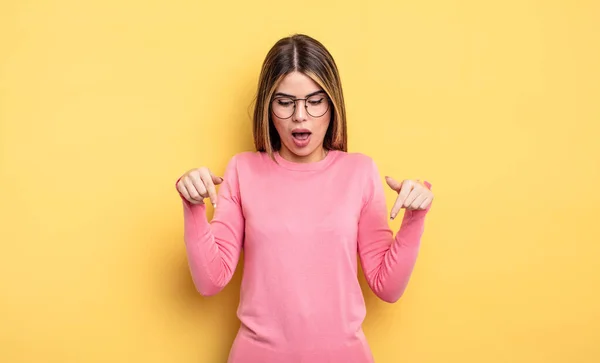 Pretty Caucasian Woman Feeling Shocked Open Mouthed Amazed Looking Pointing — Stok fotoğraf