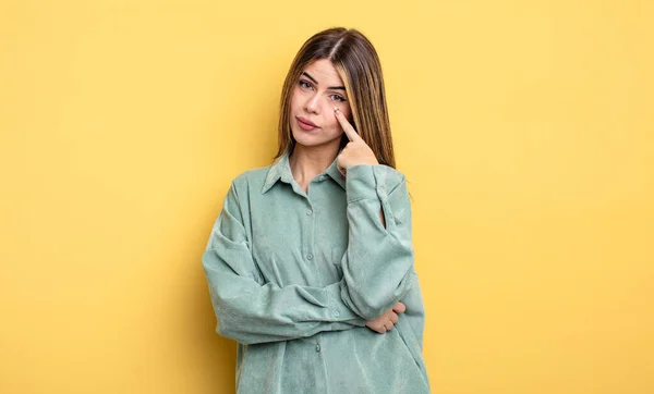 Hübsche Kaukasische Frau Die Dich Auge Behält Dir Nicht Vertraut — Stockfoto