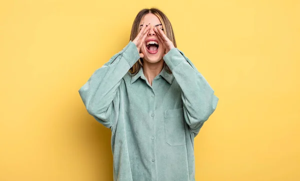 Vacker Kaukasiska Kvinna Känner Sig Glad Upphetsad Och Positiv Ger — Stockfoto