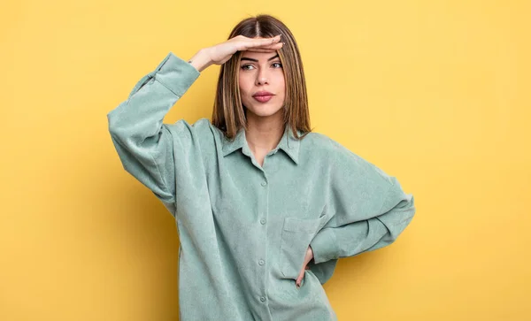 Pretty Caucasian Woman Looking Bewildered Astonished Hand Forehead Looking Far — 스톡 사진