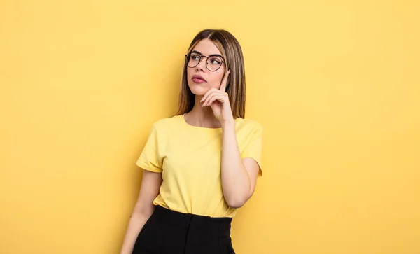 Pretty Caucasian Woman Concentrated Look Wondering Doubtful Expression Looking Side — Stok fotoğraf