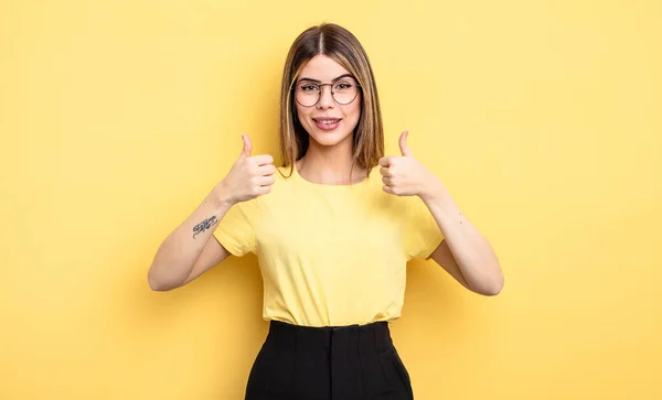 Pretty Caucasian Woman Smiling Broadly Looking Happy Positive Confident Successful — Stockfoto