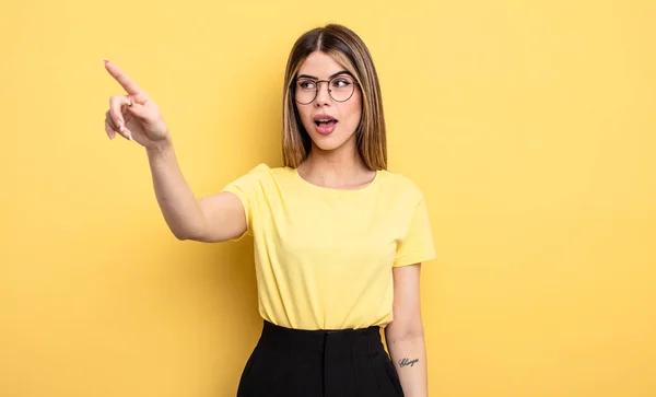 Pretty Caucasian Woman Feeling Shocked Surprised Pointing Looking Upwards Awe — Φωτογραφία Αρχείου