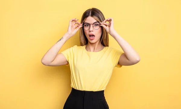 Pretty Caucasian Woman Feeling Shocked Amazed Surprised Holding Glasses Astonished — Stock Photo, Image