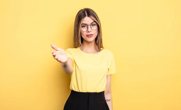 Mulher Muito Caucasiana Sorrindo Olhando Feliz Confiante Amigável Oferecendo Aperto — Fotografia de Stock