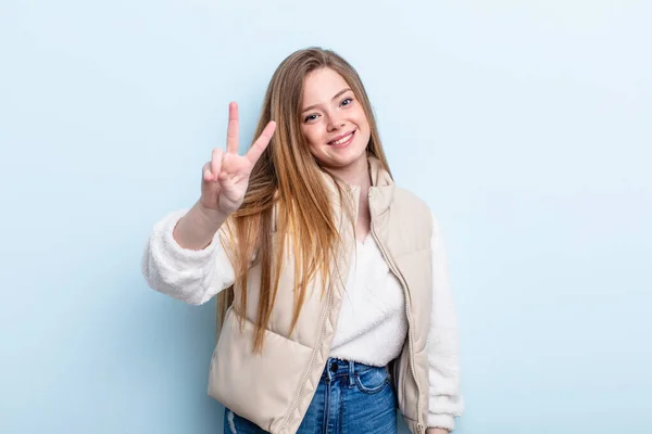 Kaukasische Frau Mit Roten Haaren Lächelt Und Sieht Glücklich Unbeschwert — Stockfoto